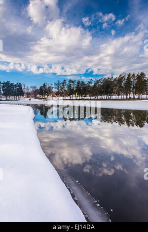 Winter-Reflexionen am Kiwanis-See, in York, Pennsylvania. Stockfoto