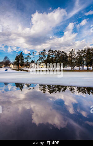 Winter-Reflexionen am Kiwanis-See, in York, Pennsylvania. Stockfoto