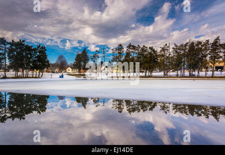 Winter-Reflexionen am Kiwanis-See, in York, Pennsylvania. Stockfoto