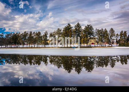 Winter-Reflexionen am Kiwanis-See, in York, Pennsylvania. Stockfoto