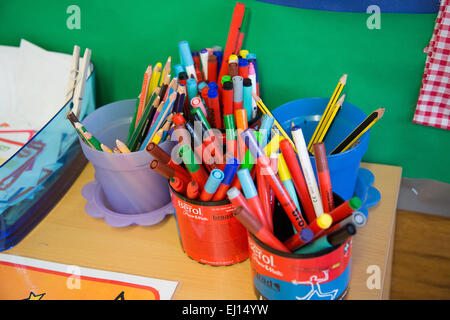 Töpfe mit Buntstiften in einem UK-Grundschule-Klassenzimmer Stockfoto
