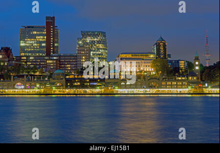 Die berühmten Landungsbrücken in Hamburg in der Nacht Stockfoto