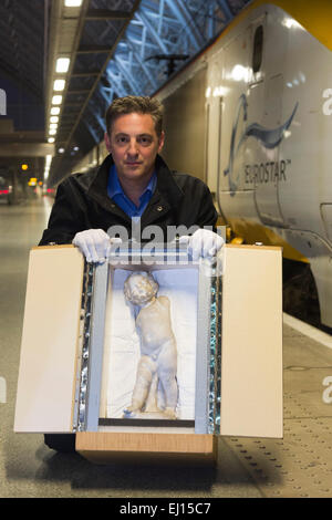 London, UK. 17. März 2015. Im Bild: Raffaele Calise aus der Fine Arts Handhabung und Logistik-Unternehmen "Constantine" kommt mit dem Amor-Statue am St. Pancras International Station. Die Amor-Statue aus Paul Cézanne Kunstwerk "Stillleben mit Gips" reiste von Südfrankreich nach Londoner Courtauld Gallery, Eurostar neue Direktverbindung nach der Künstler Heimatregion, die ab dem 1. Mai zu feiern. Haltestellen werden in Lyon, Avignon und Marseille. Die Amor-Statue wurde sorgfältig von Eurostar nach London von Cézannes Atelier in Aix en Provence transportiert und ist auf dem Display neben th Stockfoto