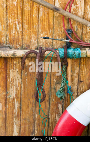 Alte rostige Enterhaken auf einem Nordsee Trawler vertäut im Hafen von Eyemouth, Berwickshire, Schottland Stockfoto