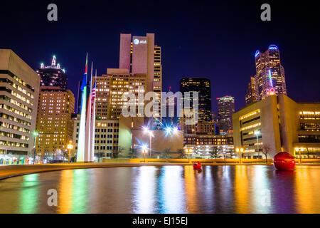 Die Skyline von Dallas und das Reflexionsbecken am Rathaus in der Nacht, in Dallas, Texas. Stockfoto
