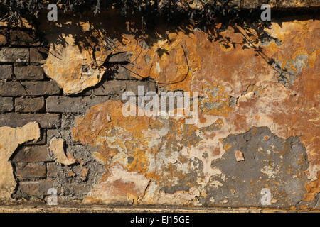 Alte Mauer mit rissigen Putz. Hintergrundtextur. Stockfoto