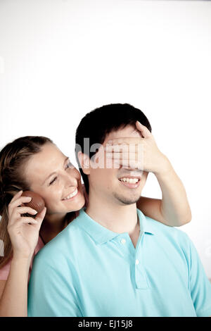 Frau mit einem Mann eine Überraschung geben Stockfoto