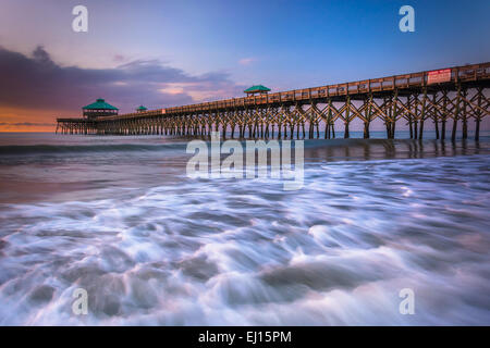 Die Angelpier bei Sonnenaufgang, in Folly Beach, South Carolina. Stockfoto