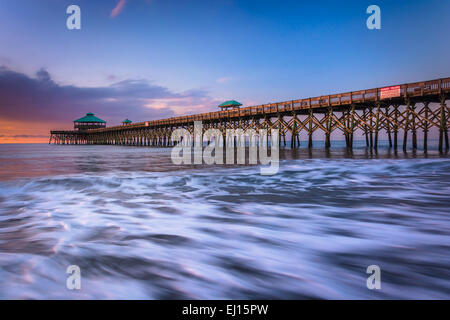 Die Angelpier bei Sonnenaufgang, in Folly Beach, South Carolina. Stockfoto