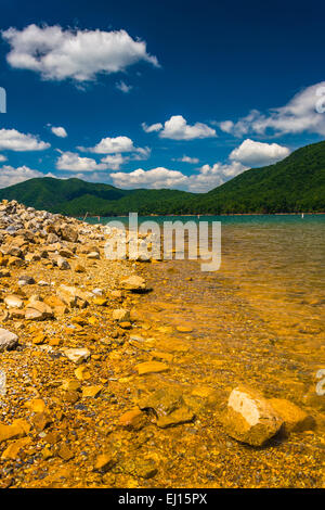 Das felsige Ufer der Watauga Lake in Cherokee National Forest, Tennessee. Stockfoto