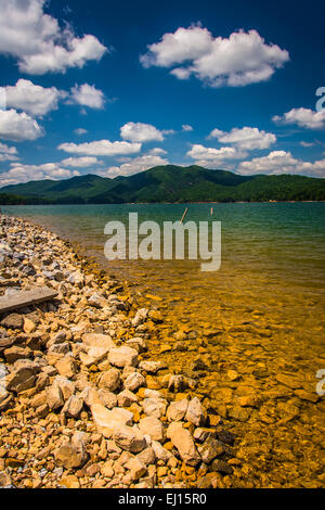 Das felsige Ufer der Watauga Lake in Cherokee National Forest, Tennessee. Stockfoto