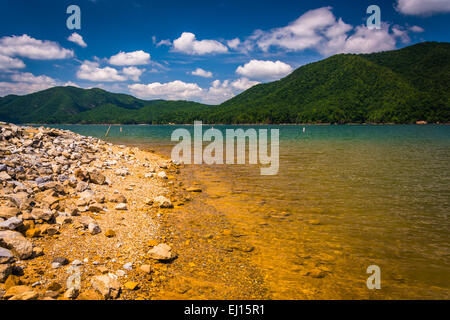 Das felsige Ufer der Watauga Lake in Cherokee National Forest, Tennessee. Stockfoto