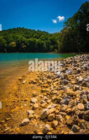 Das felsige Ufer der Watauga Lake in Cherokee National Forest, Tennessee. Stockfoto