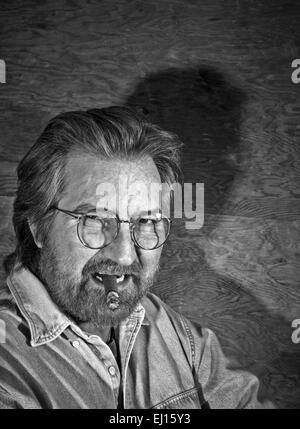 LOS ANGELES, CA-Februar 15: US-amerikanischer Regisseur und Drehbuchautor Tobe Hooper in Los Angeles, Kalifornien am 14. März 1999. Stockfoto