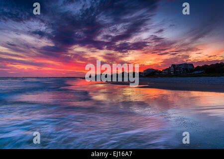 Wellen im Atlantischen Ozean bei Sonnenuntergang in Folly Beach, South Carolina. Stockfoto