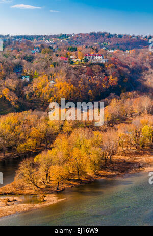 Herbstliche Aussicht auf Park-Insel und der oberen Stadt von Harpers Ferry, West Virginia. Stockfoto