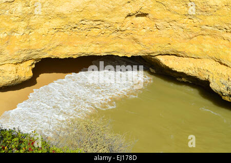 Ein Detail der Cova Redonda Strand in der Nähe von Armacao De Pera an der Algarve in Portugal Stockfoto