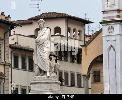 Dante-Statue vor der Basilika di Santa Croce oder Basilika des Heiligen Kreuzes, wichtigsten Franziskaner-Kirche in Florenz, Italien Stockfoto