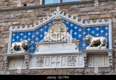 Alten Bass-Relief auf Museumswand Uffizien in Florenz, Italien Stockfoto