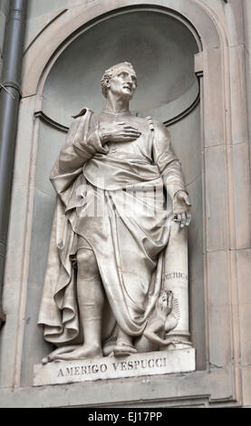 Statue Amerigo Vespucci außerhalb der Uffizien in Florenz, Italien. Amerigo Vespucci war ein Explorer, Navigator dessen Name der Stockfoto