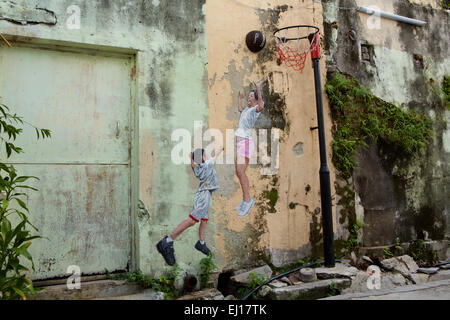 Anonymous Straßenkunst in Georgetown Penang. Gestaltungsarbeit mit Kindern Basketball zu spielen. Stockfoto