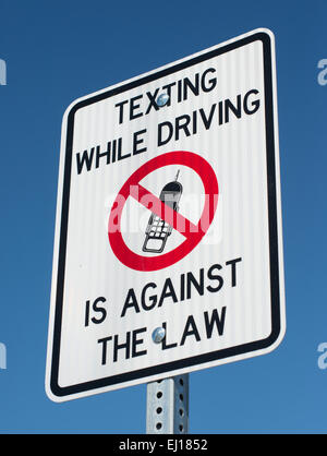 Ein Schild Warnung Treiber SMS während der Fahrt ist gegen das Gesetz Stockfoto