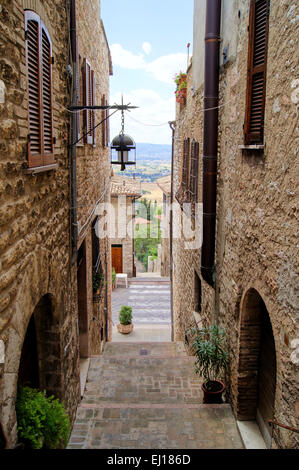 Mittelalterliche trat Straße in die italienischen Hügel Stadt Assisi Stockfoto