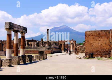 Blick auf den Vesuv durch die Ruinen des Forums an Pompeji, Italien Stockfoto