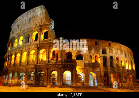 Das Kolosseum im Schein der Lichter in der Nacht, Rom, Italien Stockfoto