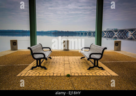 Bänke an der Uferpromenade in Alexandria, Virginia. Stockfoto