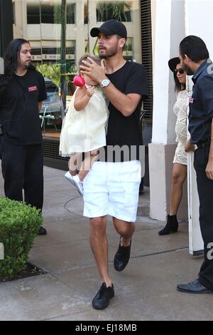 Kourtney Kardashian verlässt die amerikanischen Mädchen Party im The Grove mit ihrem Partner Scott Disick und ihren zwei Kindern, Mason und Penelope mit: Scott Disick, Penelope Disick wo: Los Angeles, California, Vereinigte Staaten von Amerika als: 14 Sep 2014 Stockfoto