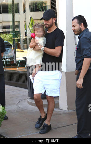 Kourtney Kardashian verlässt die amerikanischen Mädchen Party im The Grove mit ihrem Partner Scott Disick und ihren zwei Kindern, Mason und Penelope mit: Scott Disick, Penelope Disick wo: Los Angeles, California, Vereinigte Staaten von Amerika als: 14 Sep 2014 Stockfoto