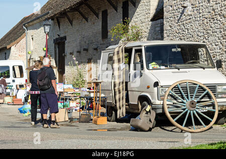 Der August Marché Aux Puces in Gigny-Sûr-Saône, Burgund Frankreich Stockfoto