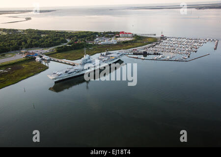 Luftbild des historischen Flugzeugträger USS Yorktown und Patriots Point in Charleston, SC Stockfoto