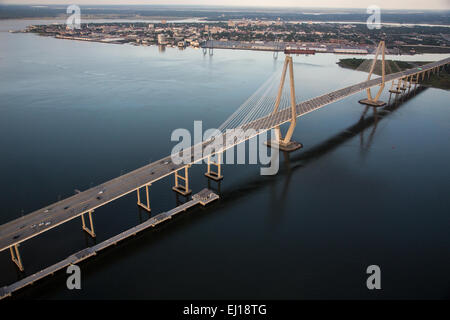 Luftbild von der Arthur Ravenel Jr. Bridge über den Cooper River in Charleston, SC Stockfoto