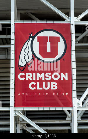 Ein Banner für die University of Utah Ute Football Team Crimson Club hängt von Rice-Eccles Stadium Stockfoto