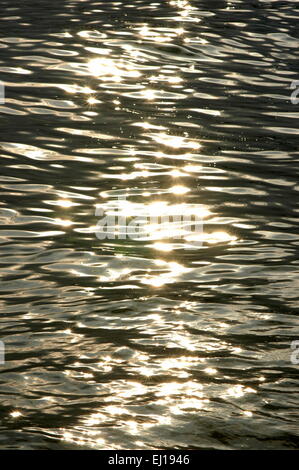 Abstrakte Hintergrundtextur des Sonnenuntergangs Licht reflektiert Meerwasser Stockfoto