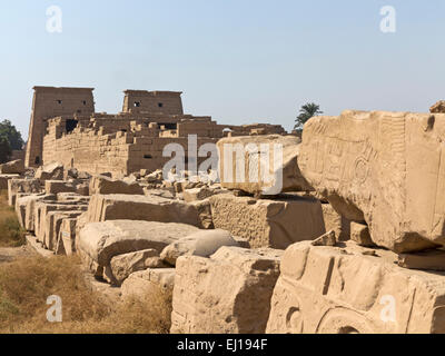 Blick über Zeitschriften von defekten Blöcke um den Tempel Khonsu am Tempel von Karnak, Luxor, Ägypten Stockfoto