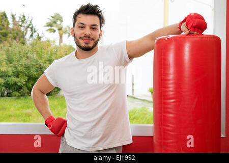 Porträt des jungen sportlichen Männermodel Lachen nach Sport Zeit Stockfoto