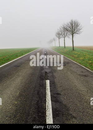 Straße im Nebel führt zu nichts. Stockfoto