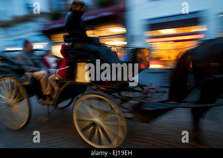 Wagen mit Touristen in Brügge, Belgien Europa in Bewegung Stockfoto