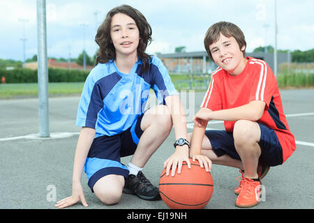 Young Boy In Basketball, die Spaß Stockfoto