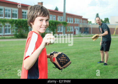 Porträt eines jungen Baseball-Spieler in einem Feld Stockfoto