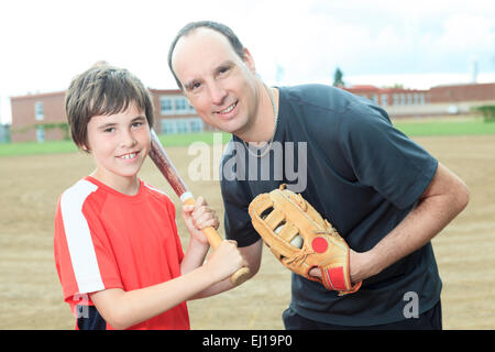 junge Baseball-Spieler in einem Feld Stockfoto