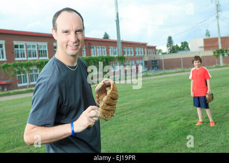 Porträt eines jungen Baseball-Spieler in einem Feld Stockfoto