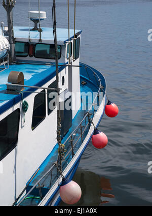 Foto von ein Charterboot Angeln verlassen den Docks für offene Meer Stockfoto