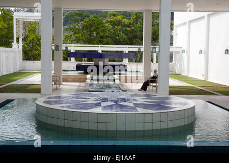 Frau sitzt am Brunnen im Atrium des Islamic Arts Museum Malaysia Stockfoto