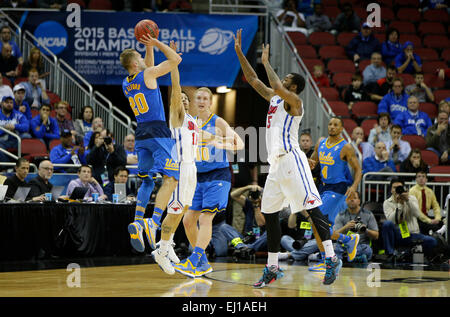 Louisville, Kentucky, USA. 19. März 2015. UCLA Bruins bewachen Bryce Alford (20) Aufmachungen ein drei-Zeiger, die war blockiert sondern Ziel tendenziell UCLA setzen Sie voraus, wie UCLA SMU 60-59 in der zweiten Runde des NCAA Tournament auf Donnerstag, 19. März 2015 in Louisville, Kentucky Foto von Mark Cornelison besiegt | Personal. Bildnachweis: Lexington Herald-Leader/ZUMA Draht/Alamy Live-Nachrichten Stockfoto