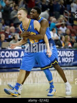 Louisville, Kentucky, USA. 19. März 2015. UCLA Bruins Guard Bryce Alford (20) bekam eine Umarmung von UCLA Bruins bewachen Isaac Hamilton (10) nach seinen drei Zeiger gezählt wurde nach einem Tor tendenziell Anruf wie UCLA SMU 60-59 in der zweiten Runde des NCAA Tournament auf Donnerstag, 19. März 2015 in Louisville, Kentucky Foto von Mark Cornelison besiegt | Personal. Bildnachweis: Lexington Herald-Leader/ZUMA Draht/Alamy Live-Nachrichten Stockfoto