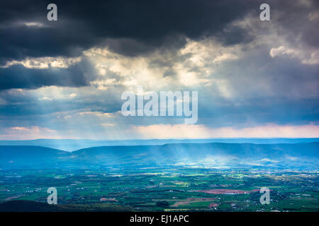 Dämmerungsaktiv Strahlen über das Shenandoah-Tal, von kleinen steinigen Mensch-Berg im Shenandoah-Nationalpark, Virginia gesehen. Stockfoto